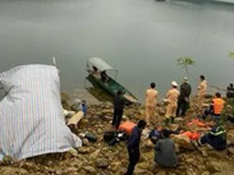 Lật thuyền do dông lốc ở Quảng Ninh, 2 người chết