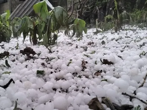 Mưa đá, dông lốc kèm sét gây thiệt hại nặng: 4 người tử vong, nhiều nhà dân hư hỏng