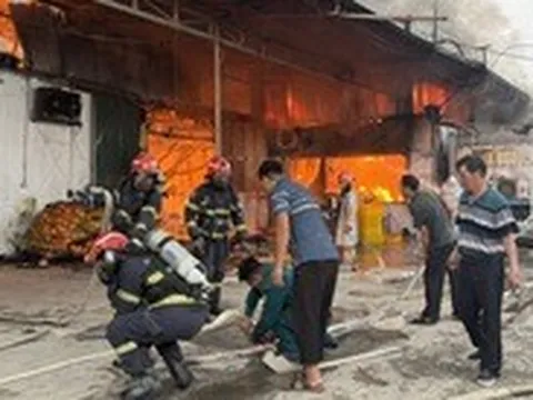 Cháy xưởng bánh kẹo ở Hà Nội, gần 100 người chữa cháy