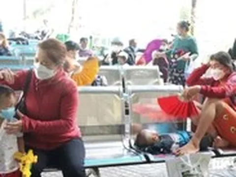 Thời tiết oi bức, trẻ mắc bệnh tay chân miệng tăng, dễ nhầm lẫn hăm da, rôm sảy...
