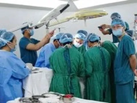 Bác sĩ Từ Dũ và Chợ Rẫy xuyên đêm mổ lấy khối thai sát động mạch chủ bụng cực hiếm gặp