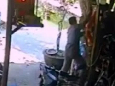 Thợ sửa xe nhanh trí cứu nam sinh rơi xuống kênh nước chảy xiết