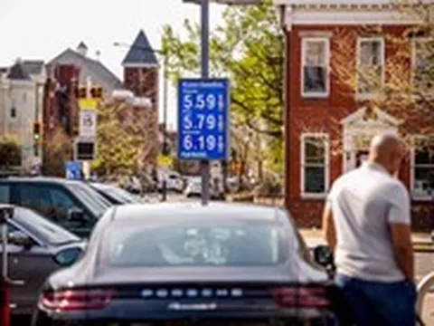 Giá dầu tăng vọt 12% khi xung đột Iran chưa có dấu hiệu hạ nhiệt
