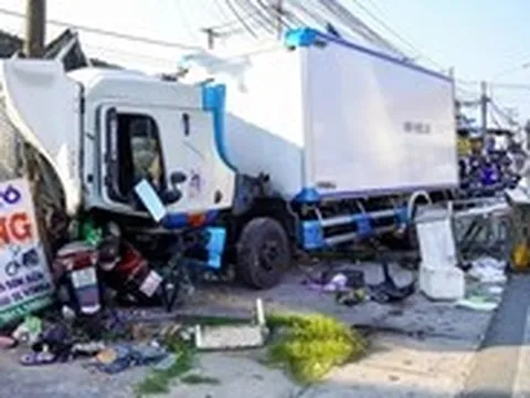 Xe tải mất lái tông liên hoàn nhiều xe máy trên quốc lộ 1, tài xế bất tỉnh