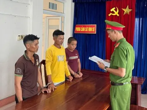 Người đàn ông bị 3 đối tượng kéo đến nhà bố vợ, đánh lún sọ chỉ vì bóp còi xe