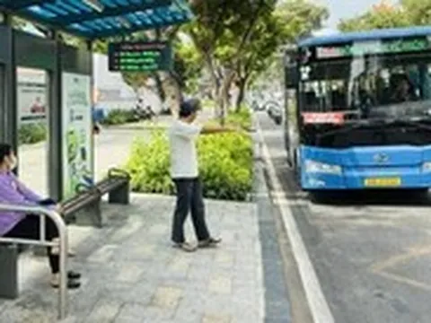 Miễn phí xe buýt, người dân mong không bị 'kẹt' ở trạm vì hàng rong