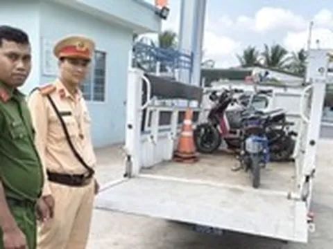 Cảnh sát bất ngờ kiểm tra, phát hiện nhiều xe đạp điện của học sinh được 'độ' để thể hiện 'số má'