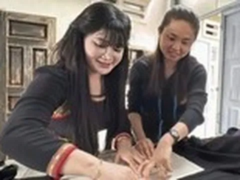 Cô gái Ê Đê đưa thổ cẩm từ buôn ra phố