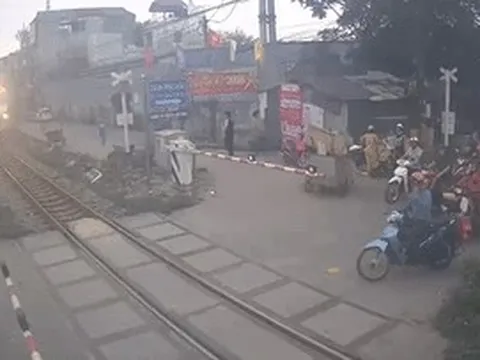 Camera ghi lại toàn cảnh nam tài xế xe máy 'cướp đường' tàu hỏa ở Hà Nội