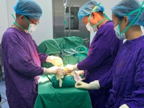 Chàng trai 19 tuổi gãy xương cánh tay phải nhập viện cấp cứu, bác sĩ chỉ ra sai lầm chí mạng