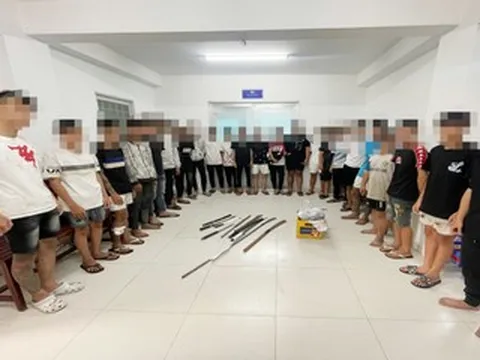 Cãi nhau trên Facebook, 2 'trẻ trâu' rủ 20 người mang hung khí gây náo loạn
