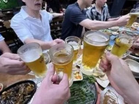 Uống rượu bia trong giờ làm việc, bán rượu bia cho người chưa đủ 18 tuổi bị phạt 3 triệu đồng