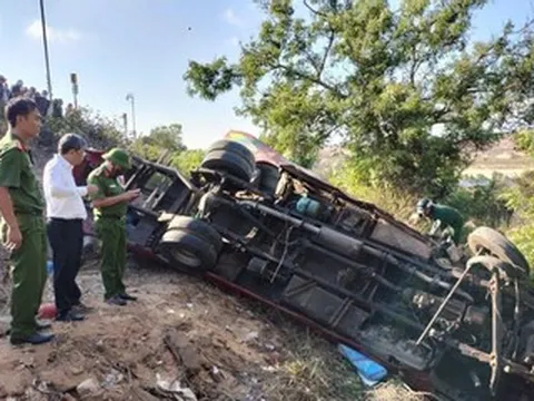 Hiện trường xe khách lao xuống vực khiến 4 người chết, 12 người bị thương