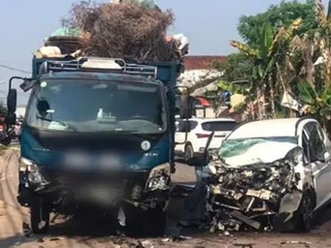 Ô tô con biến dạng sau va chạm với xe tải, một phụ nữ tử vong