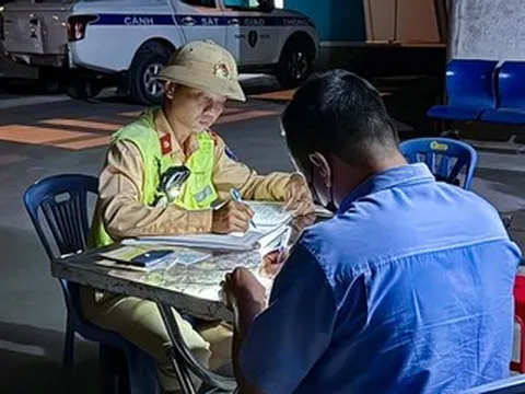 Xe cấp cứu 'mất quyền ưu tiên', nam tài xế trần tình lý do