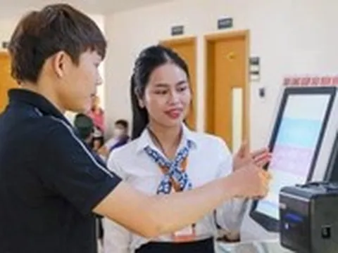 Bị đòi truy thu bảo hiểm y tế, dọa không trả lương khi làm thêm: Sinh viên phải làm gì?