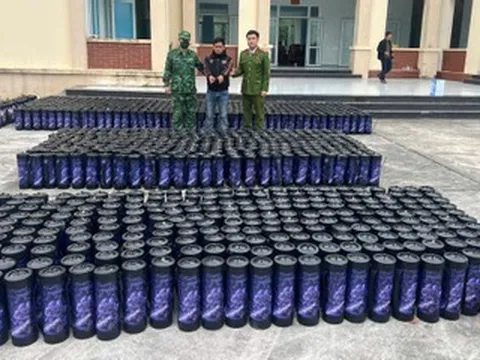 Dùng đò vận chuyển hơn 1.300 bình 'khí cười' trên biển