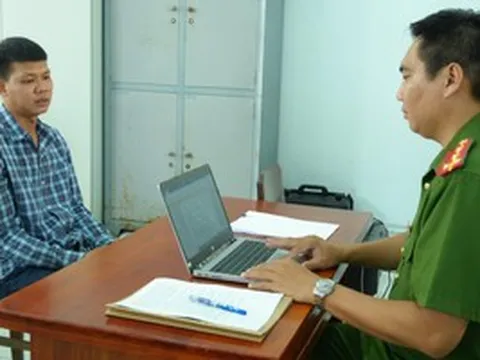 Bất ngờ bị đâm giữa đường, nam thanh niên chạy được một đoạn rồi gục tại chỗ