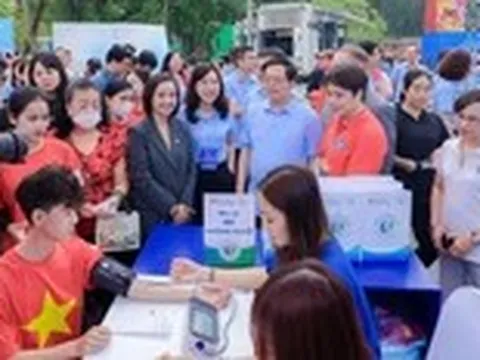 Đột quỵ cần tầm soát sớm: Long Châu, Bayer hưởng ứng Ngày Sức khỏe toàn dân