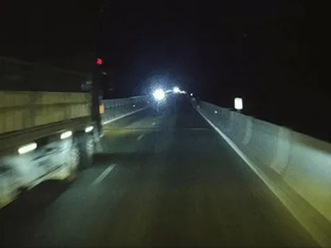 Tài xế ‘thót tim’ kể lại chuyện giữa đêm gặp 3 người đi bộ trên cao tốc