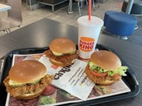 Trái ngược hai chuỗi burger Mỹ tại Việt Nam: Một đóng bớt, một chuẩn bị mở cửa hàng đầu tiên