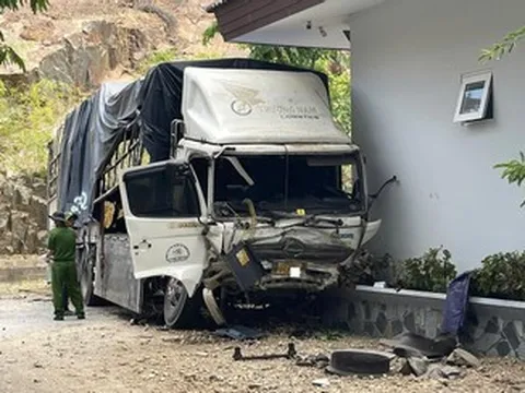 Hiện trường vụ xe tải lao xuống triền núi ở Lâm Đồng khiến 3 người tử vong