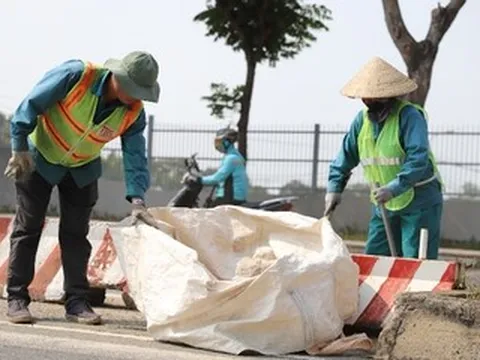 Hơi nóng hầm hập bủa vây, người dân TPHCM vật lộn dưới nắng 40 độ C