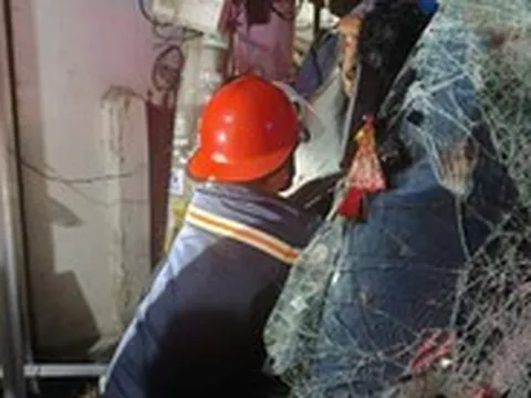 Giải cứu hai người mắc kẹt trong cabin sau tai nạn xe tải đâm đổ tường nhà dân
