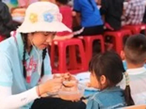 Vượt nắng gắt, hàng chục người trẻ mang ánh sáng lên Sông Y