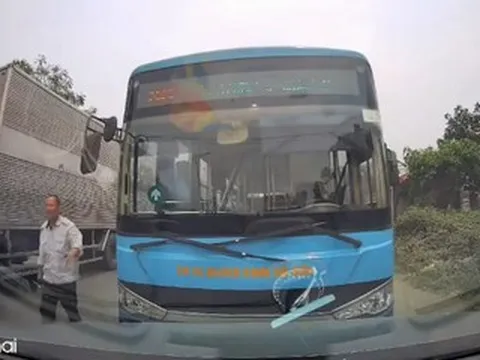 Vượt ẩu bất chấp, tài xế xe buýt còn ép xe đi đúng