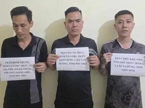 Ba người đàn ông kéo nữ nhân viên quán karaoke vào phòng đánh đập, ép trả tiền