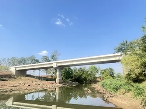 Cầu Tình hơn 100m bỗng dưng dừng thi công, người dân lo lắng trước mùa mưa