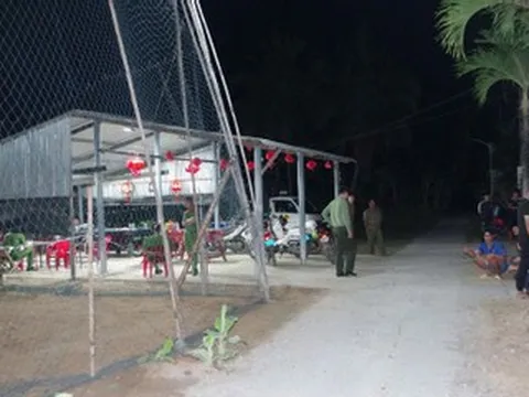 Đâm chết người lúc xem bóng chuyền, nghi phạm về nhà cố thủ