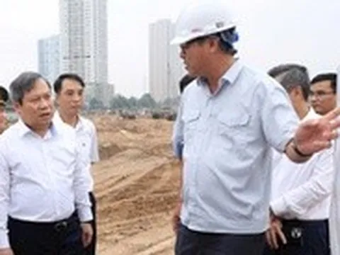 Chủ tịch Hà Nội nói 'tiến độ là mệnh lệnh' khi đi thị sát dự án bổ cập nước sông Tô Lịch