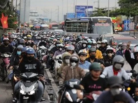 Siết khí thải xe máy: Bài toán không chỉ là khói bụi