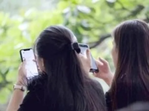 Chóng mặt, buồn nôn, mệt mỏi... vì dùng điện thoại