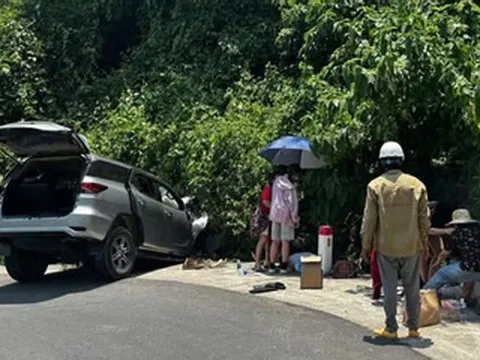 Xe ô tô lao xuống mương trên đèo Hòn Bà, 6 người gặp nạn