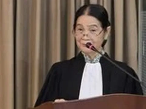 Chiếc áo của luật sư