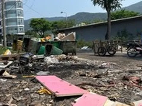 Rác thải ngổn ngang ven biển Sơn Trà