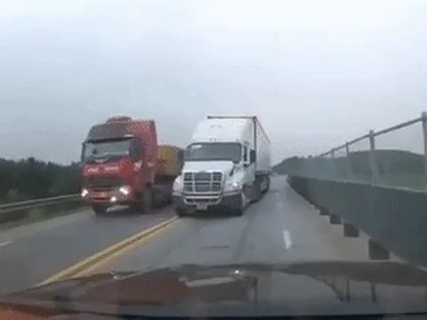 Rợn người cảnh lấn làn, vượt ẩu trên đoạn cao tốc Nội Bài - Lào Cai đang mở rộng