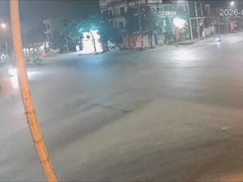 Khoảnh khắc xe cứu thương chở 4 người va chạm xe bán tải rồi lật nghiêng