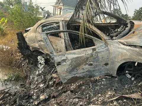 Ô tô chở 2 người bất ngờ bốc cháy ngùn ngụt, trơ khung