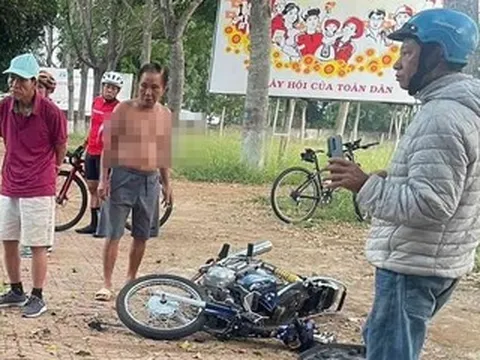 Xe máy chở 3 người tông vào gốc cây, 2 nạn nhân tử vong