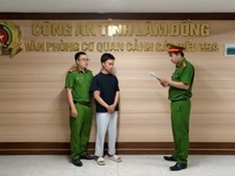 Dùng điện thoại của khách, nhân viên ngân hàng chiếm đoạt 1,7 tỷ đồng