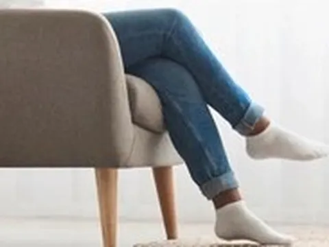 Ngồi vắt chéo chân có hại? Câu trả lời khiến nhiều người bất ngờ