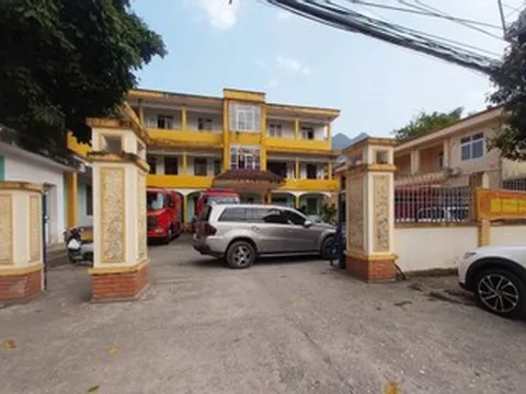 Khởi tố tài xế đỗ ô tô Mercedes chắn cổng trạm CSGT suốt 4 giờ