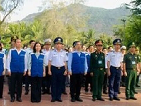 Đoàn đại biểu TP.HCM dâng hương tri ân anh hùng liệt sĩ tại Côn Đảo