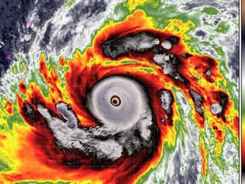 Siêu bão Sinlaku xuất hiện hiếm gặp ngoài khơi, có tiến vào Biển Đông?