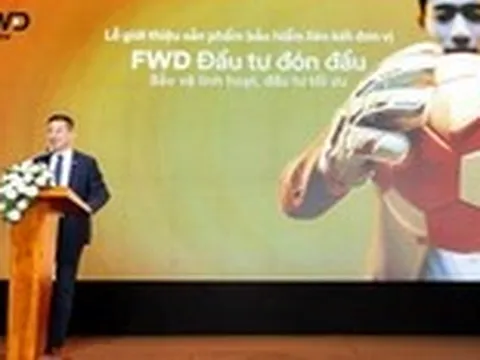 Thấy gì qua hình ảnh quả bóng và găng tay của “FWD Đầu tư đón đầu”?