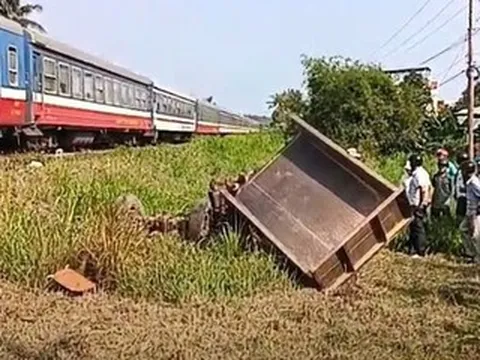Hiện trường vụ va chạm giữa tàu hỏa và xe công nông, 3 người thương vong